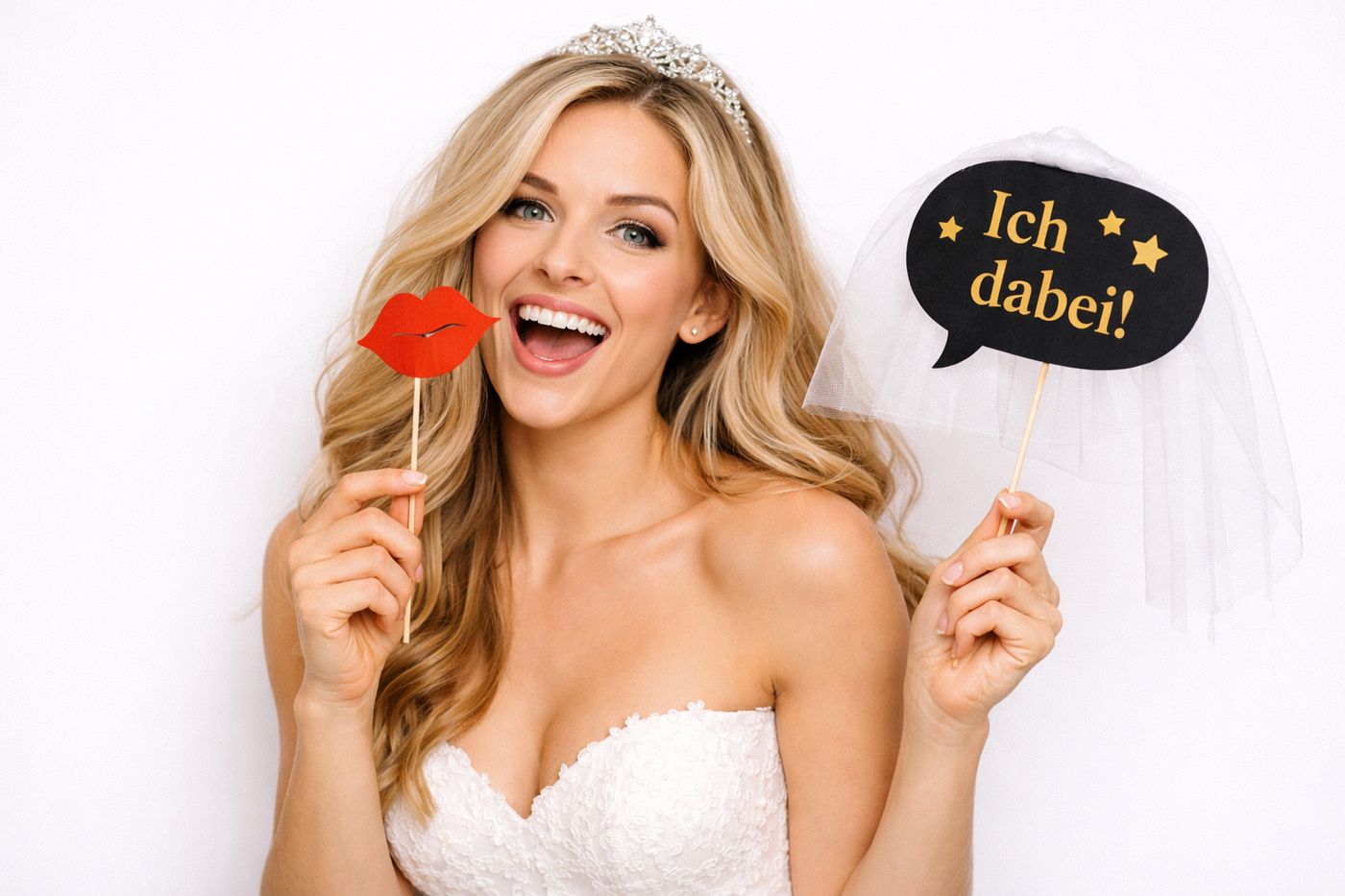 Braut mit Fotobox-Requisiten bei einer Hochzeit in Tirol